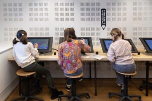 Digitaal tekenen in Vincents Tekenlokaal foto Maria van der Heyden scaled 1