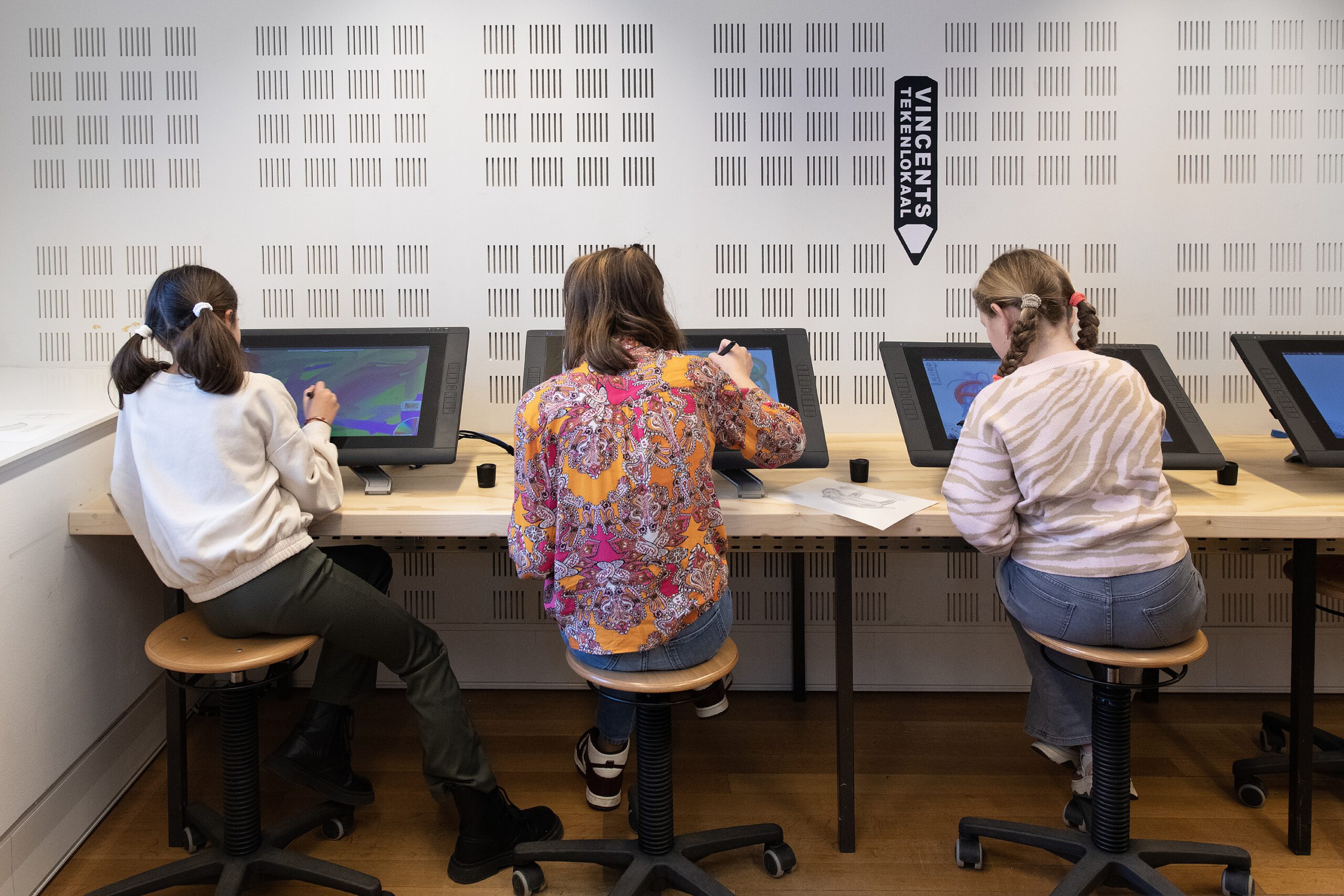 Digitaal tekenen in Vincents Tekenlokaal foto Maria van der Heyden scaled 1