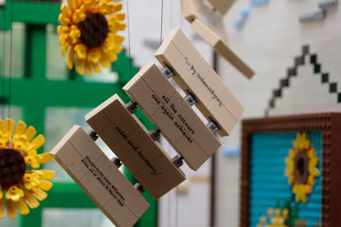 Het Van Gogh Museum heeft een LEGO ontwerp van het Gele Huis daar. 18 LEGO Yellow House model 1
