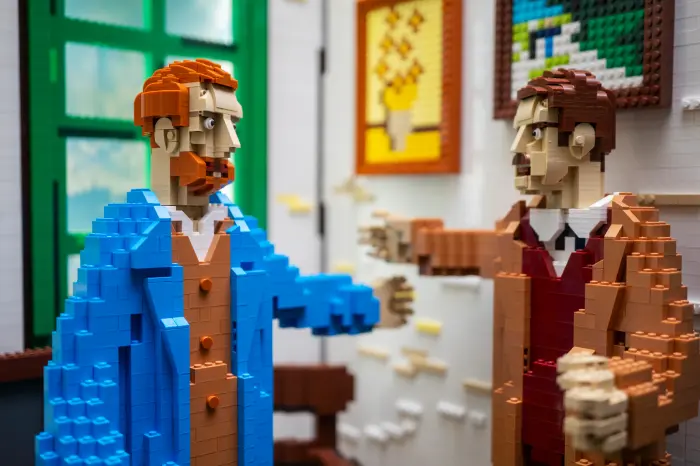 Het Van Gogh Museum heeft een LEGO ontwerp van het Gele Huis daar. 17 LEGO Yellow House model 2