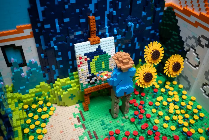 Het Van Gogh Museum heeft een LEGO ontwerp van het Gele Huis daar. 16 LEGO Yellow House model 3