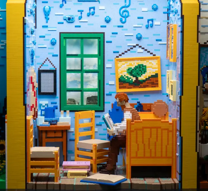 Het Van Gogh Museum heeft een LEGO ontwerp van het Gele Huis daar. 15 LEGO Yellow House model 4