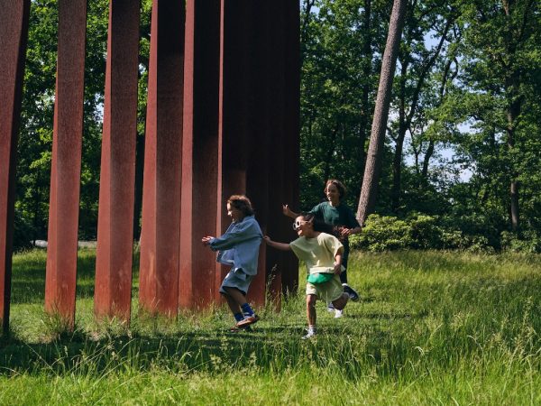 Waarom zou je deze galerie willen bezoeken tijdens de zomer? 7 kinderen rennen door gras