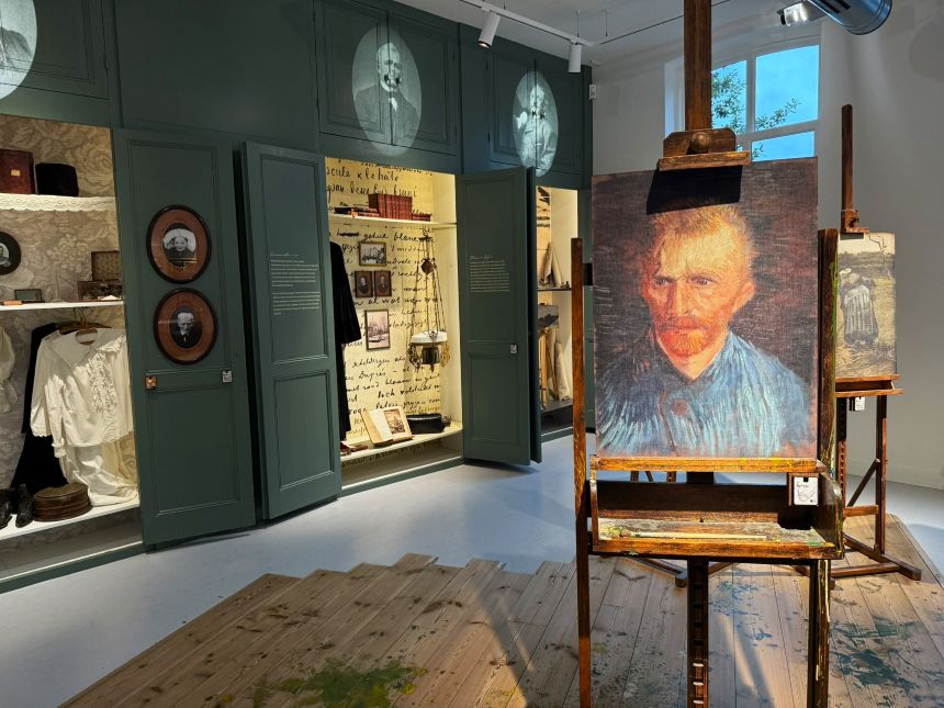Atelier van Van Gogh met op achtergrond kasten met uitstallingen