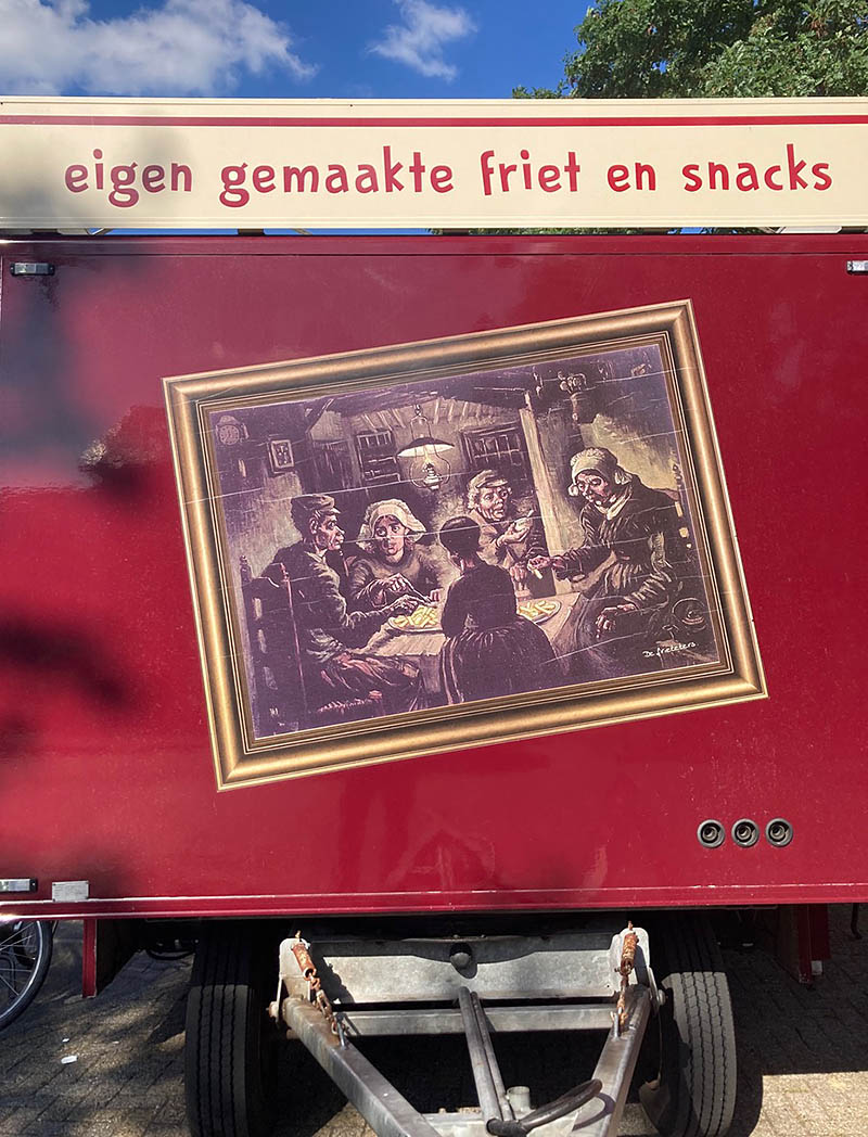 De maïs is belangrijker in PATATE pizza dan het eten. 24 BC EN VanGoghHuis Frietkraam op de markt van Zundert