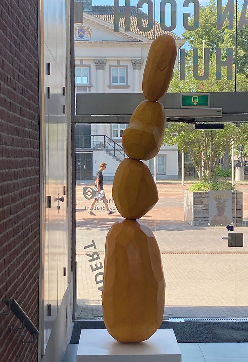De maïs is belangrijker in PATATE pizza dan het eten. 26 BC EN VanGoghHuis Juliette Karlsson Potato Totem
