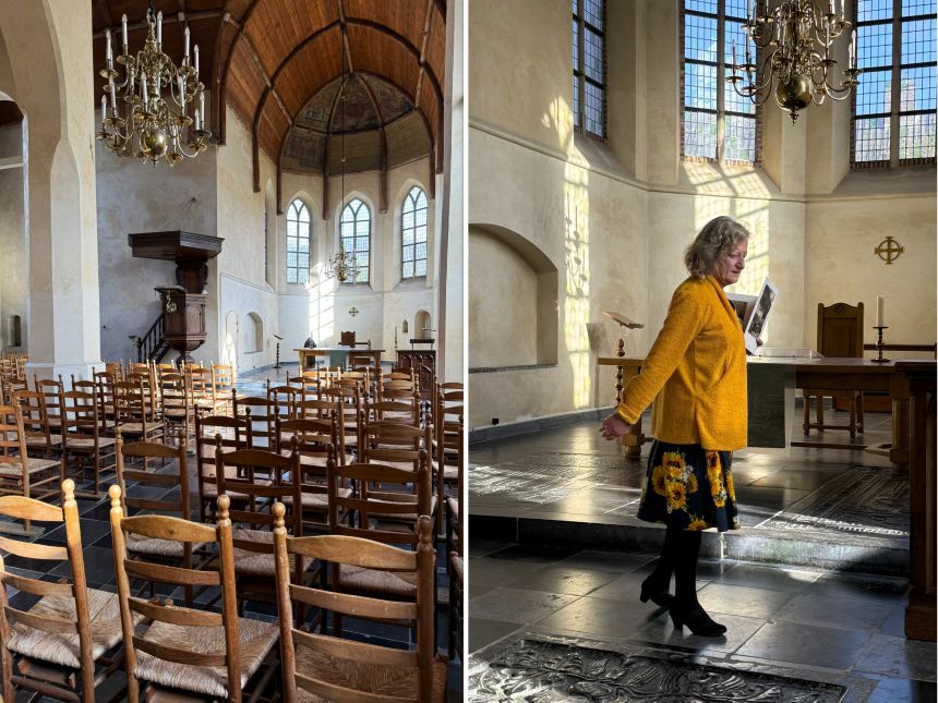 Interieur van een kerk en gids die in de kerk uitleg geeft