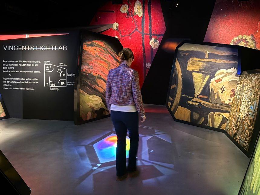 Vijf tips voor Nationaal Park Van Gogh 54 Vrouw tussen panelen met verschillende kleuren licht in Vincents Lichtlab