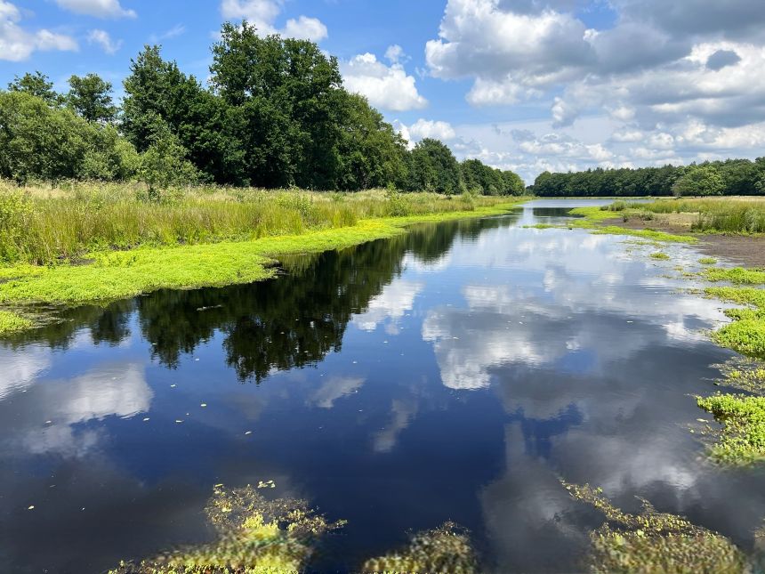 Vijf tips voor Nationaal Park Van Gogh 59 Water waarin wolken weerspiegelen tijdens de Van Gogh zet Etten-Leur