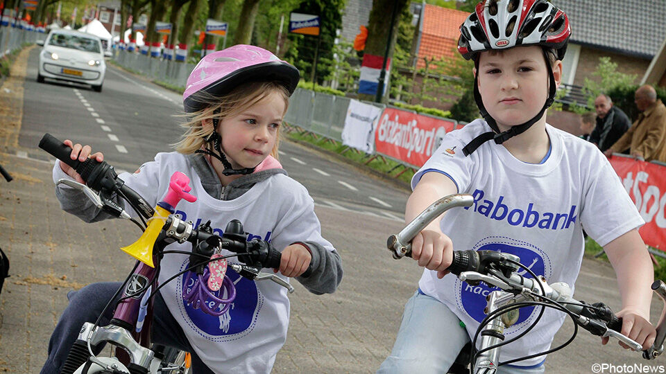Kinderen rijden fietsen met solide banden in zware bandenraces.