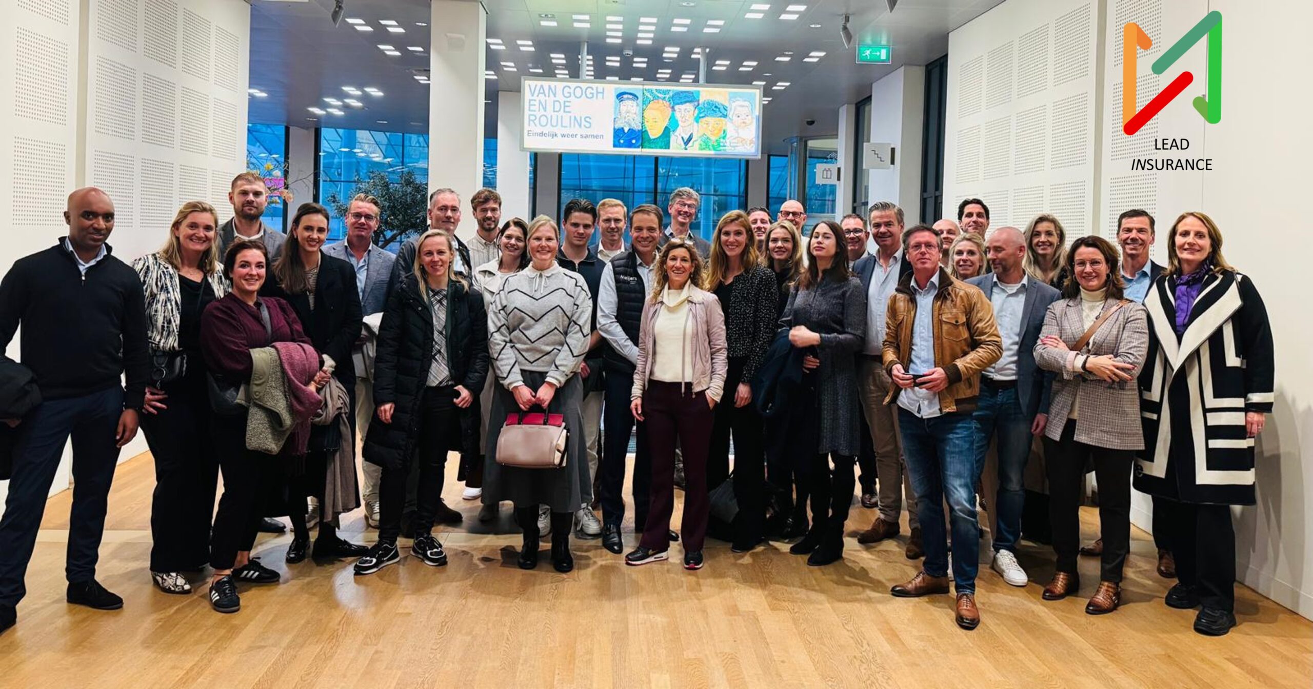 leadinsurance Groepsfoto Van Gogh Museum met logo scaled 1