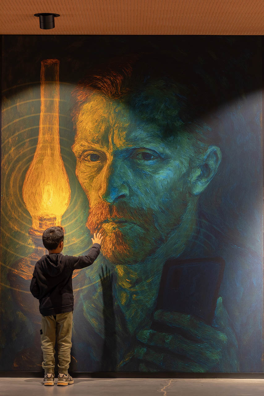 BC HvW 5. ffiche van de expositie Van Gogh met een mobieltje. Onwerp Frank van Welie