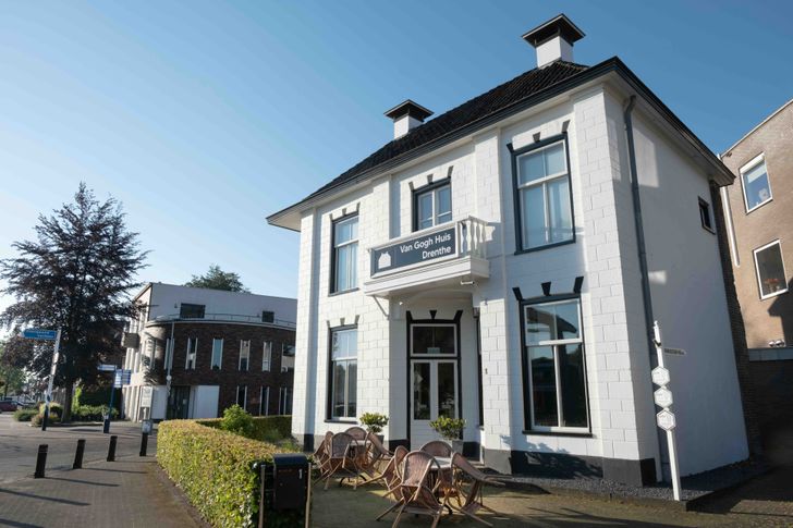 Drie prachtige routes langs zaagsel, natuurlijke dorpen en grote verhalen leiden naar een fiets door Van Gogh's Drenthe. 4 https3A2F2Fcdn.pijper.io2F20252F122FW9SLXYoHb3UfDW1765893767