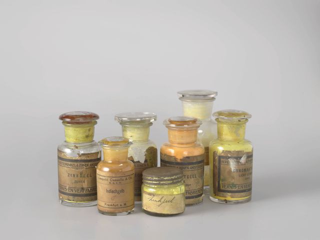 Van Gogh hield van helder. We zien echter een unieke kleur geel dan wat hij afgebeeld heeft. 13 Pigmentbussen. Rijksdienst voor het Kultureel Erfgoed is de collectie.
